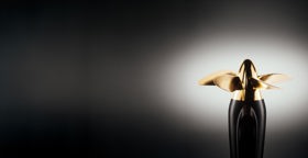 Stylized close-up of an Elegance Pod propeller and pod housing against a softly lit gradient background, emphasizing the hydrodynamic design and bronze finish.
