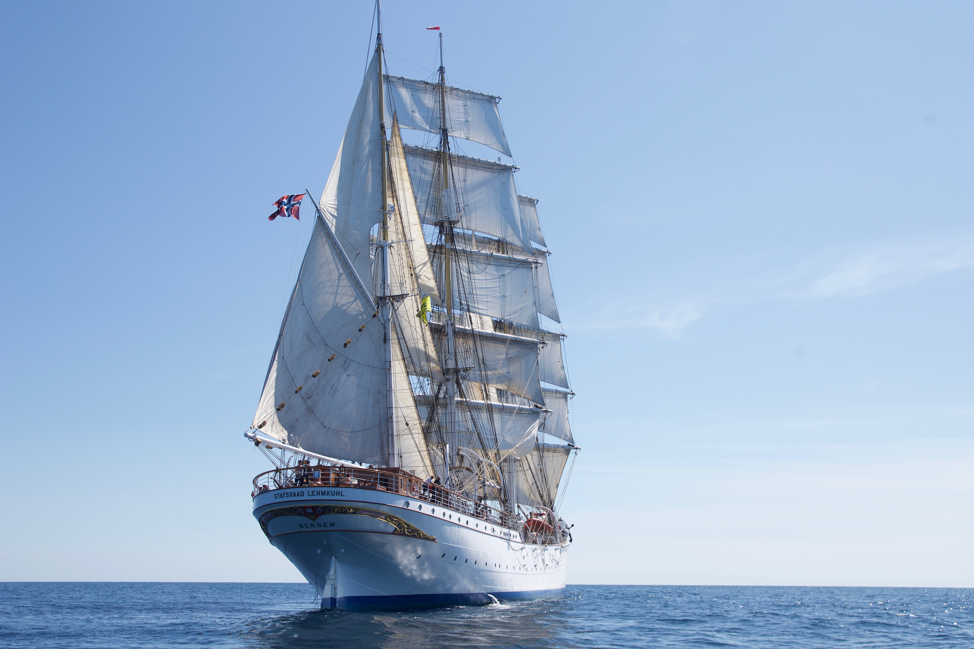 Stasraad Lemkuhl out in the open ocean seen from behind the stern.