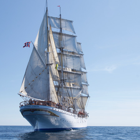 Stasraad Lemkuhl out in the open ocean seen from behind the stern.