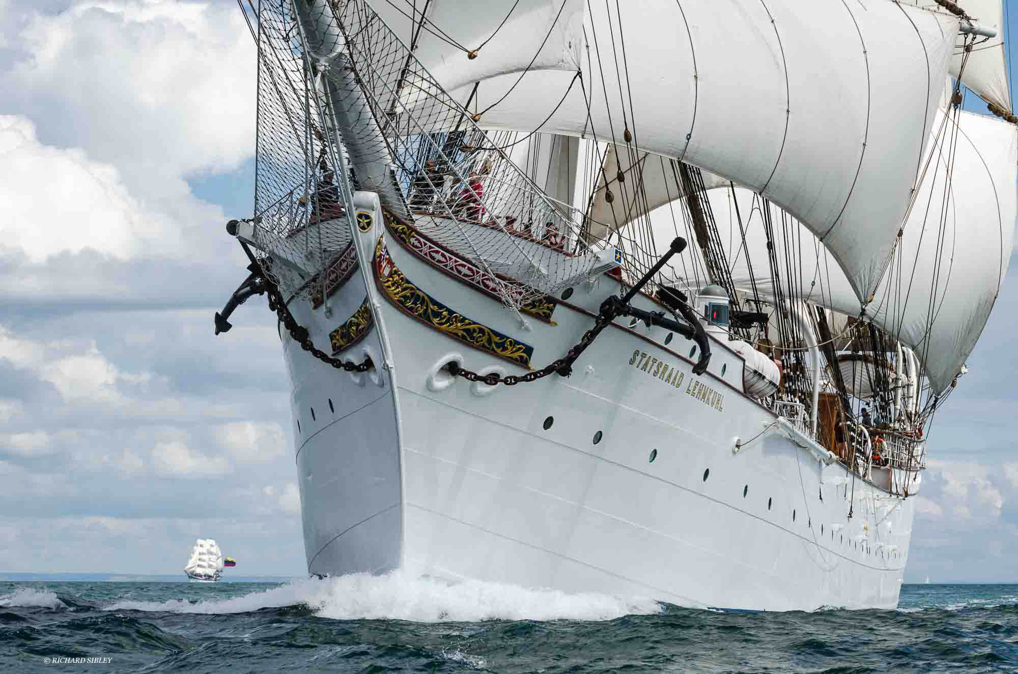 Stastraad Lemkuhl out sailing seen from infront of the bow.