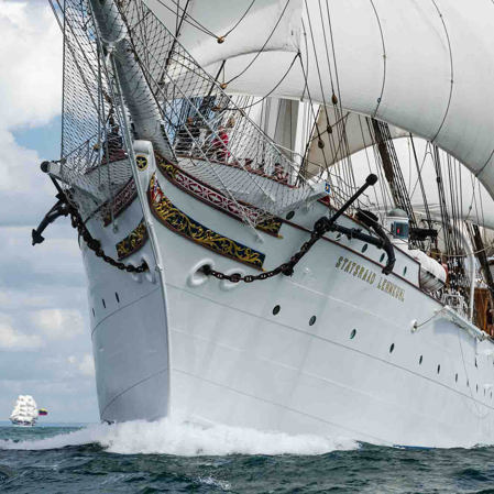 Stastraad Lemkuhl out sailing seen from infront of the bow.