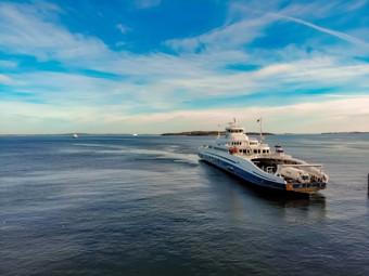 Torghatten Bastø Fosen legger til kai i Horten