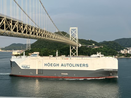 Hoegh Aurora sailing under a bridge