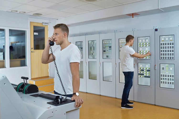 K-Sim Engine room simulator - student training