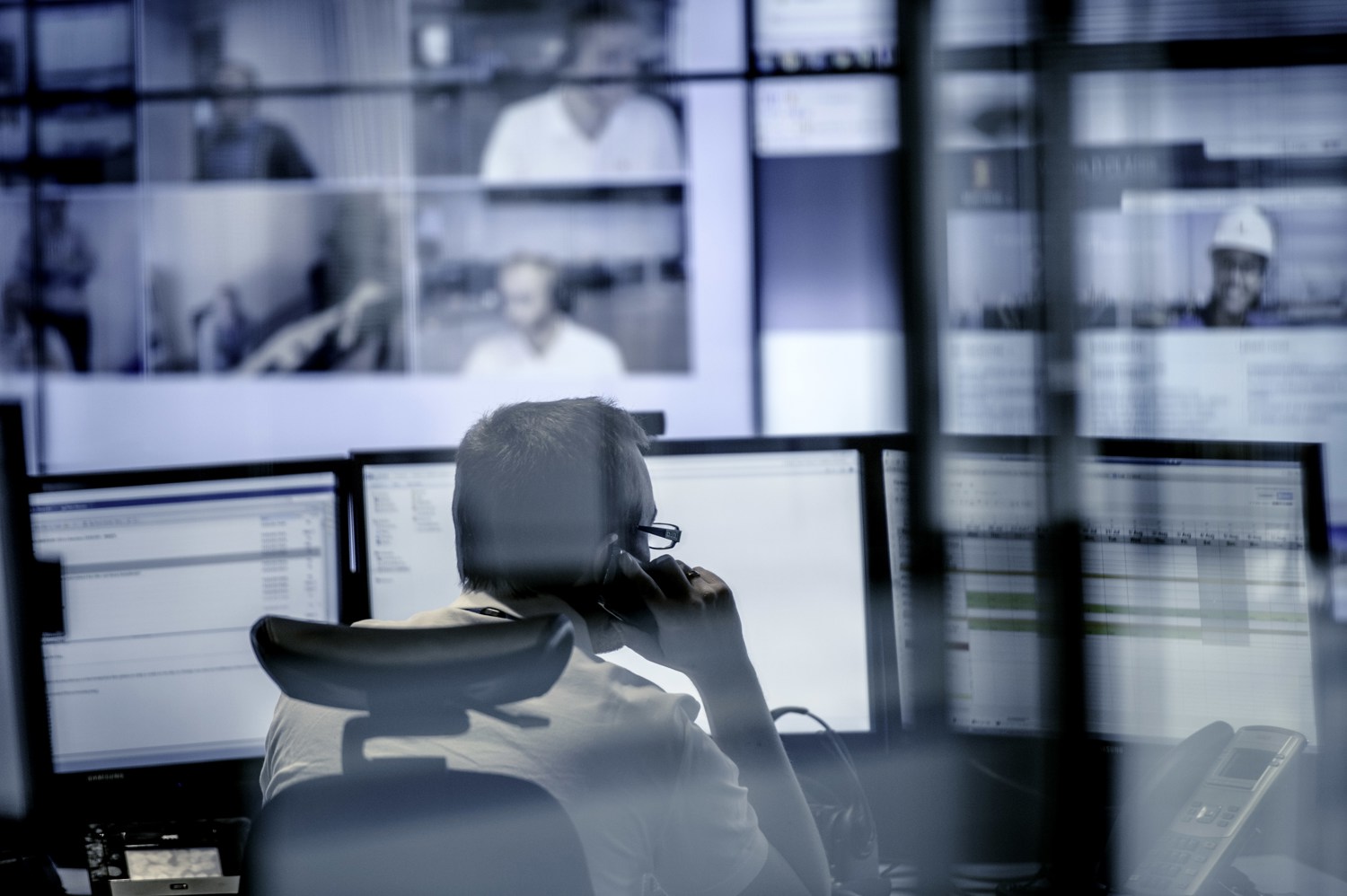 24/7 support call operator on a call from their desk at a service centre